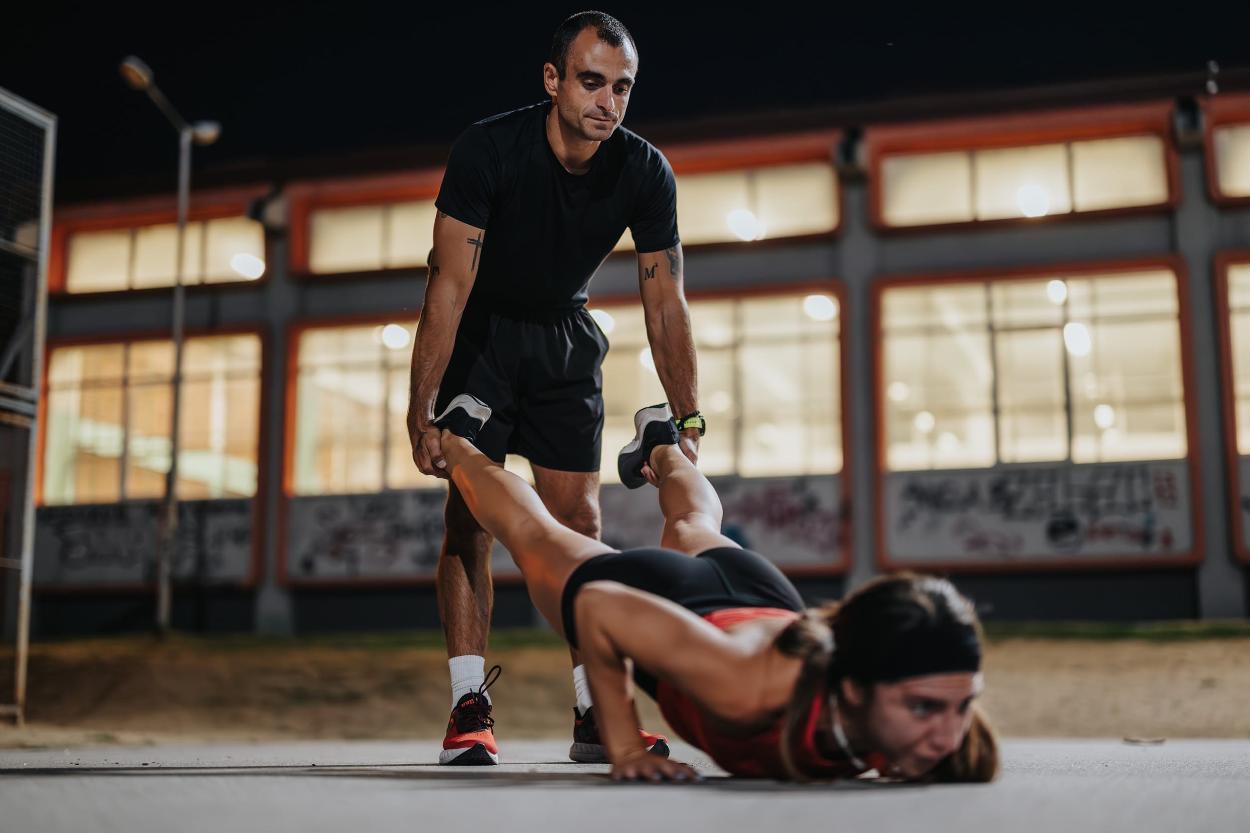 A personal trainer working with a client who is trying to reach fitness goals