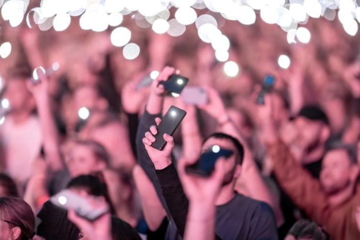 7 Situations Where You Should Never Let Someone Use Your Phone
