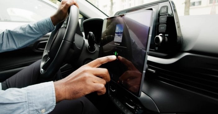 The “No-Tech Car” Trend: Drivers Are Rejecting Screens and Sensors